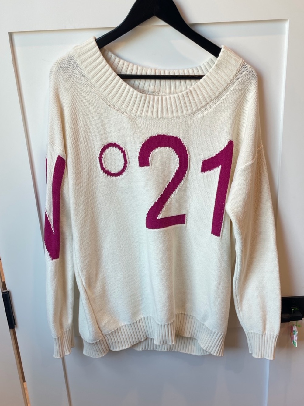 n21 Cream Crewneck Sweater with Pink Graphic Accents - Women